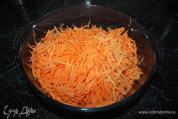 Подготовим начинку. Морковь очистить, натереть на специальной терке.
