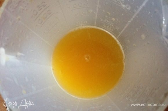 Апельсиновая пропитка. Выжимаем сок апельсина, с которого мы сняли цедру, нам надо 50 мл, у меня так четко и вышло.