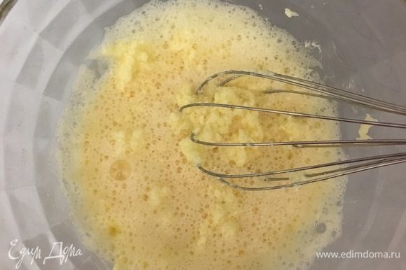 Взбиваем яйцо венчиком и перемешиваем со смесью масла и сахара.