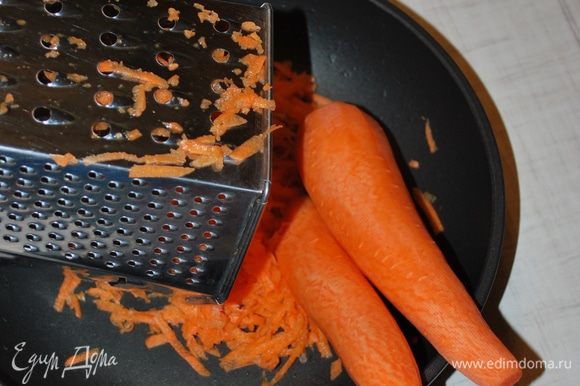 Натрем на крупной терке 2 большие моркови или 3 средние, морковь не жалейте, и 2 большие луковицы.