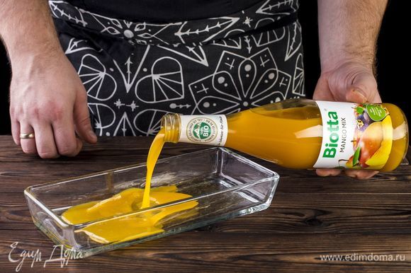 Приготовьте фруктовое желе. Для этого замочите желатин в небольшом количестве мультифруктового сока прямого отжима с мякотью манго Biotta.