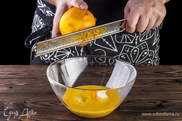 Затем добавьте апельсиновую цедру. Все хорошо перемешайте и оставьте на 30 минут, чтобы манка набухла.