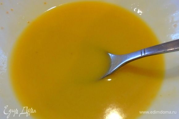 Для заправки: с апельсина снимите цедру и выдавите сок, добавьте оливковое масло и горчицу (лучше зернами), взбейте блендером до эмульсии. Соль и перец по вкусу.