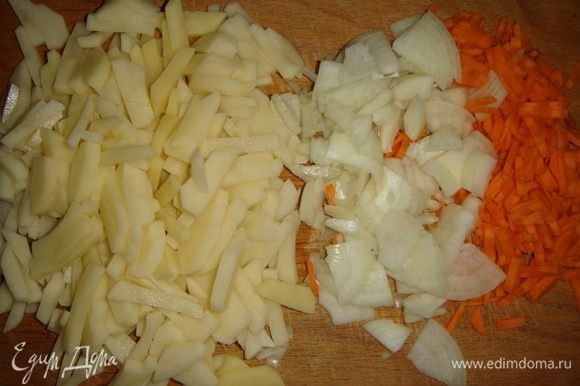 Картофель, лук, морковь почистить и нарезать соломкой.