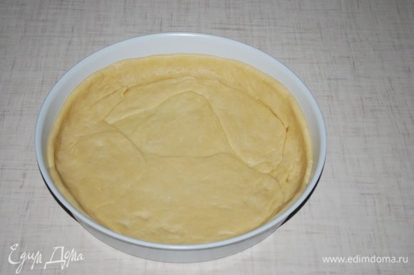 Раскатываем тесто и кладем в форму, форму я не смазывала, в тесте достаточно масла.