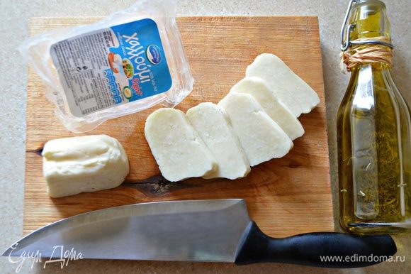 Сыр для жарки — халуми — разрежьте на ломтики толщиной 0,5–0,7 мм, смажьте оливковым маслом и обжарьте на сковороде-гриль с двух сторон.