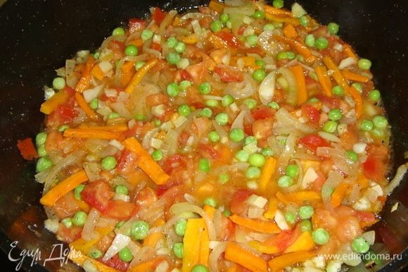 К моркови и луку добавить помидоры, сельдерей, чеснок и зеленый горошек. Тушить на среднем огне 10 минут.