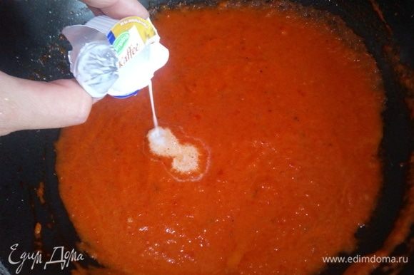 за 3 минуты до готовности пасты поставить на средний огонь пепероно-томатный соус, подогревая его, добавить 1 стаканчик кофейных сливок. Сливки придают мягкость и однородность вкусу соуса.