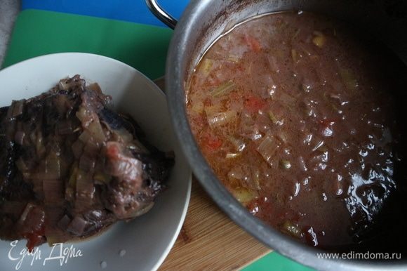 Мясо после трехчасового томления можно вынуть. Дать соусу чуть-чуть остыть. Снять кулинарную нить с мяса.