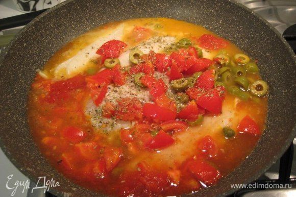 Добавить в сковороду помидоры, оливки, каперсы, томатный соус пассата (по желанию, можно заменить на 1 ч. л. томатной пасты). Посолить, поперчить, добавить щепотку орегано, влить вино и воду, закрыть крышкой, довести до кипения, уменьшить огонь и готовить 15 минут. Если соус кисловат, добавить маленькую шепотку сахара. Посыпать мелко рубленой петрушкой.