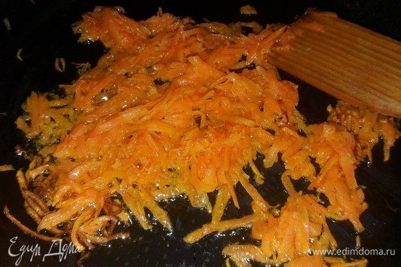 Далее обжарить морковь на подсолнечном масле 3–5 минут.