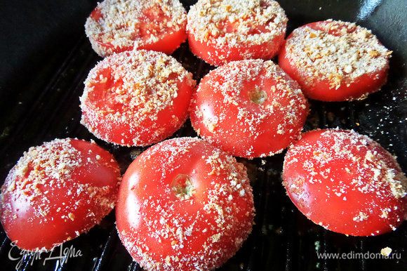 Сковороду-гриль обильно смазать оливковым маслом и положить помидорные кружочки.