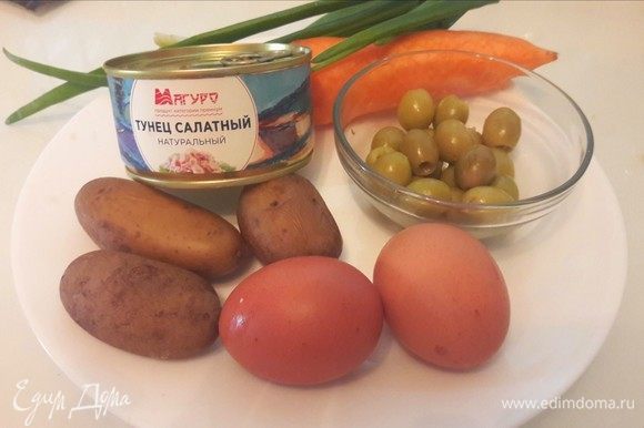 Ингредиенты, которые нам понадобятся. Обратите внимание на консервы, тунец ТМ «Магуро» прекрасно подходит для салатов. Яйца предварительно сварить и нарезать кружочками.