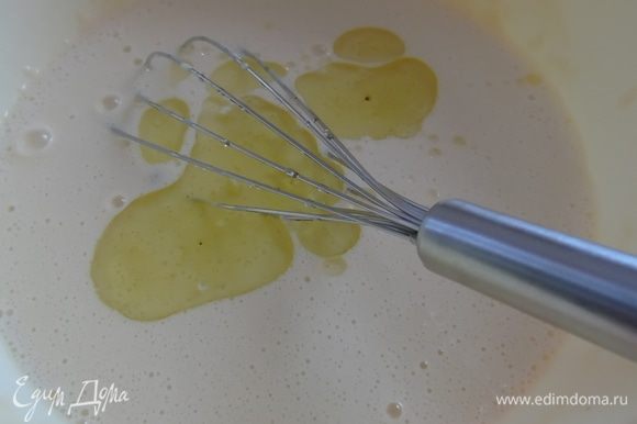 Влейте тонкой струйкой кипяток все время мешая, а затем — оливковое масло и снова перемешайте. Оставьте на 5 минут.