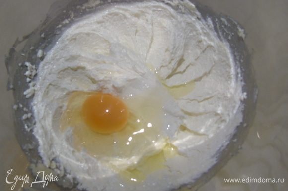 Во взбитое масло с сахаром по одному добавляем яйца, продолжая взбивать.