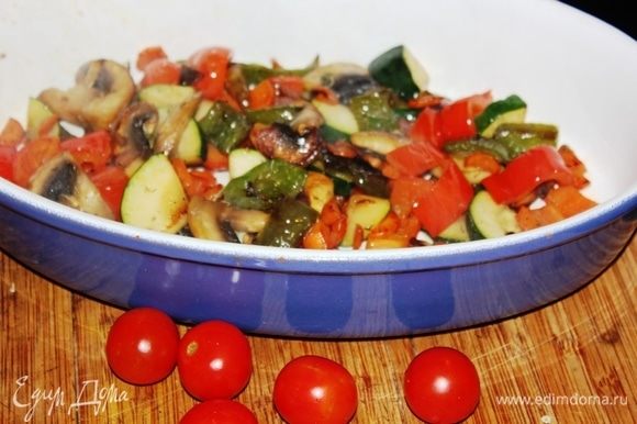 Когда одна сковорода уже готова, а вторая еще «доходит», можете выложить готовые овощи к перцам, так им будет веселее ))