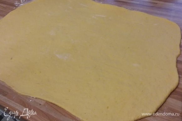 На припыленной мукой поверхности раскатать тесто в прямоугольник.