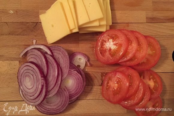 Нарезаем красный лук и помидоры тонкими кольцами, сыр ломтиками.