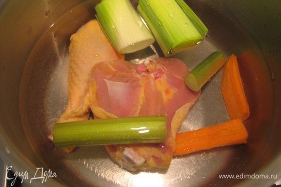 Для начала нужно приготовить бульон, я готовила куриный, но повторюсь, что вкусно и с овощным, дело вкуса. На мясном получается более насыщенный вкус у ризотто. Овощи почистить, крупно порезать, курицу помыть, положить все в кастрюлю, залить водой около 2,5 литров и варить до готовности курицы. У меня курица была суповая, я варила 1,5 часа. Овощи и мясо в ризотто не нужны, нужен горячий бульон, его необходимо поддерживать на небольшом огне.