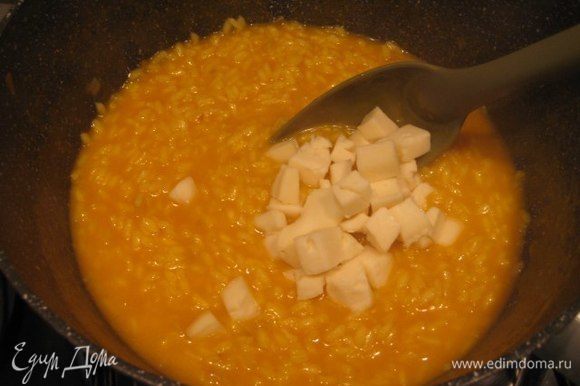 Когда рис будет готов, снять ризотто с огня, добавить сыр (или пармезан и холодное масло) и тщательно перемешать до растворения сыра. Накрыть крышкой и дать отдохнуть 5 минут.