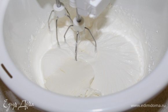 Для крема взбить сливки с сахаром , затем добавить маскарпоне, взбить до однородности.