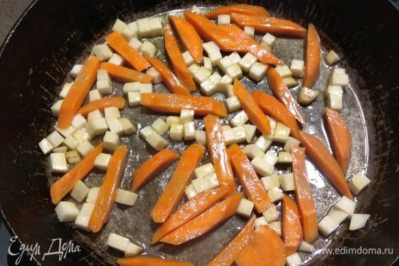 На сковороду, на сильный огонь, на растительное масло сначала выкладываем морковь и активно помешивая (огонь-то сильный) жарим минуты 3, затем добавляем пастернак и еще минуты 2. Огонь не убавляем и активно мешаем.