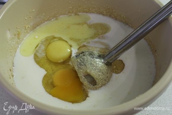 Добавить яйца, мед, оливковое масло, молоко.