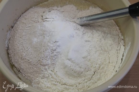 Просеять цельнозерновую и пшеничную муку с разрыхлителем, добавить соль.