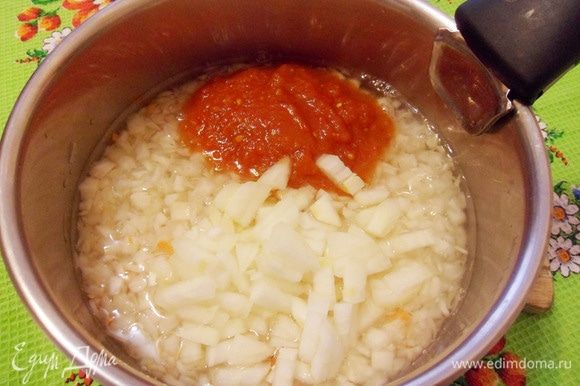 Добавить мелко нарезанный репчатый лук и томатную пасту. Закрыть кастрюлю крышкой и тушить на медленном огне до полной мягкости капусты.