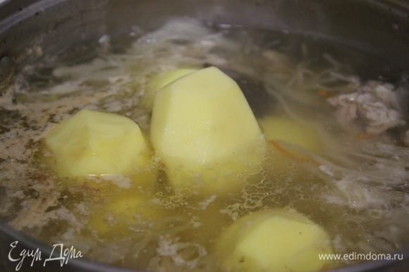 Добавить в щи целые картофелины, лучше всего брать все картофелины одинаковые, среднего размера. Варить до готовности картофеля.