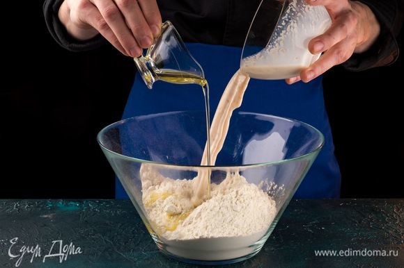Добавьте опару, растительное масло, соль к муке и замесите тесто, пока оно не перестанет прилипать к рукам. Дайте тесту постоять час под полотенцем.