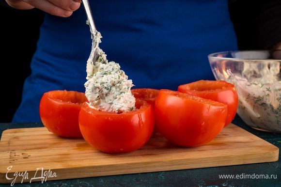 Наполните помидорные чашечки сырной начинкой.