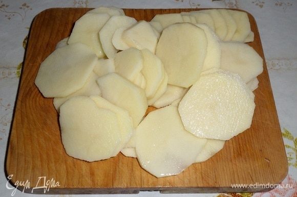 Картофель нарезаем тонкими кружочками.