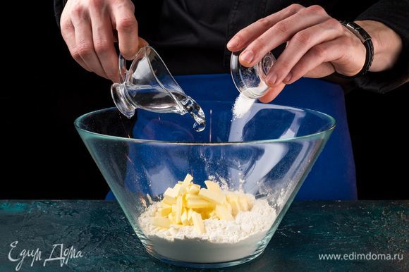 Разотрите в крошку муку и сливочное масло. Добавьте воду с солью, замесите эластичное тесто.