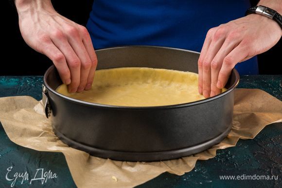 Утрамбуйте тесто в мазанную маслом высокую форму и поставьте в холодильник на полчаса.