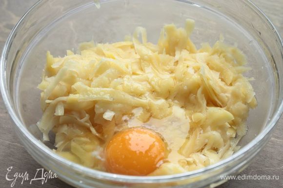 Рецептов драников существует огромное множество! Лично у меня в фаворитах два, но я решила поделиться рецептом без лука. Картофель необходимо натереть на терке, посолить, перемешать и оставить на 15–20 минут, чтобы он пустил сок. Затем хорошенько отжать картофель и слить сок. В отжатый картофель добавить яйца (я беру яйца категории С1), перемешать до однородности, посолить и поперчить.