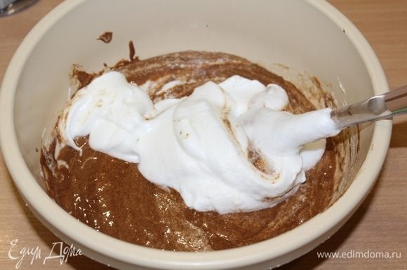 Растопленный шоколад соедините с взбитыми желтками, добавьте растопленный желатин в 2 ст. л. воды. Ввести часть взбитых белков, аккуратно перемешайте и введите остальной белок.
