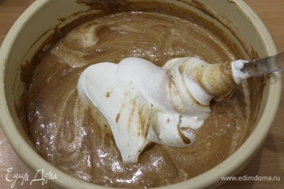 Соединить сливки с шоколадно-яичной смесью. Поставить в холодильник на 30 минут.
