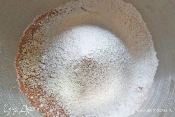 Муку, миндальную муку, сахарную пудру и какао просеять в чашу миксера, перемешать, добавить соль.