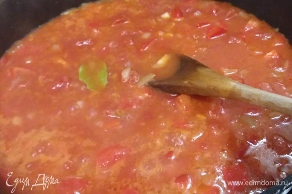 Влить рыбный бульон, добавить помидоры в собственном соку, предварительно их измельчив, лавровый лист, соль, перец и щепотку сахара. Тушить соус 15 минут с открытой крышкой.