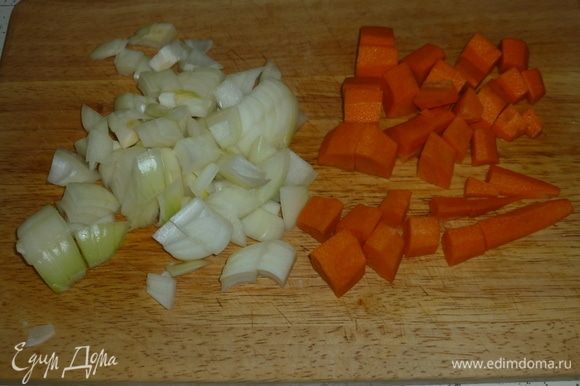 Лук и морковь нарезать средними кусочками.