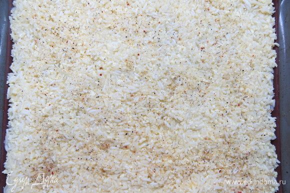 Рисовый слой при необходимости можно немного посолить и поперчить. Разогреваем духовку до 180°С.