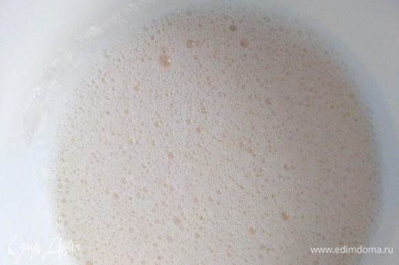В миске соединить яйца, сахар, соль и взбить. Не прекращая взбивать, влить растопленное масло с молоком.