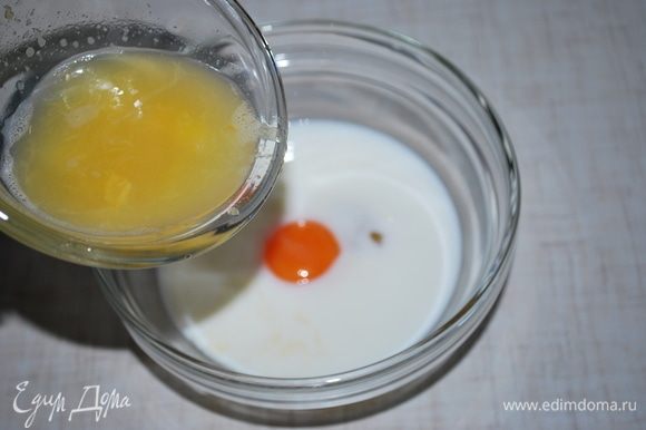 Яйцо соединить с молоком и соком апельсина. Все перемешать.