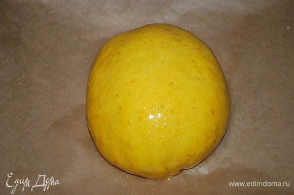 Смажем хлеб яичным желтком и будем выпекать в духовке при 170°С примерно 40–50 минут.
