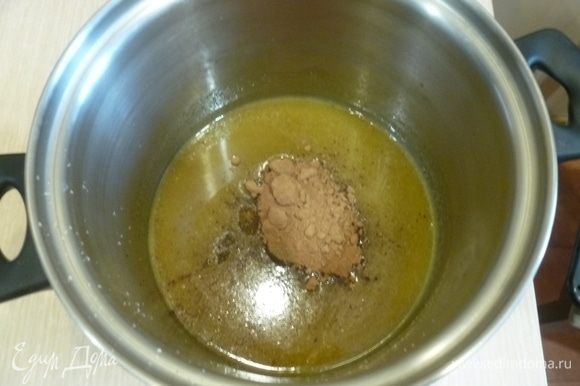 Пряники. Добавить пряности, соль, какао. Ввести яйцо. Муку смешать с разрыхлителем и добавить в медовую смесь.