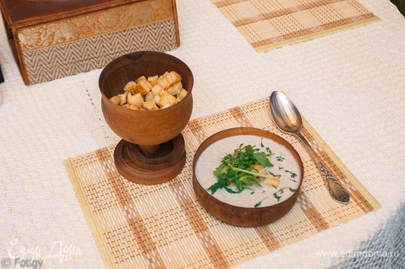 Наливаем суп в тарелку. Украшаем сухариками и небольшой горсточкой руколы, 20 минут и суп готов!!!!! Приятного аппетита!