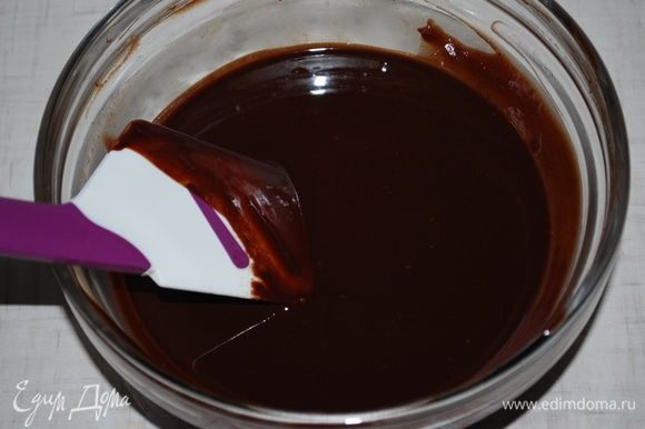 Сделаем бисквит брауни. Растопить темный шоколад (140 г) вместе с маслом (125 г) в микроволновке с интервалом в 30 секунд до объединения.