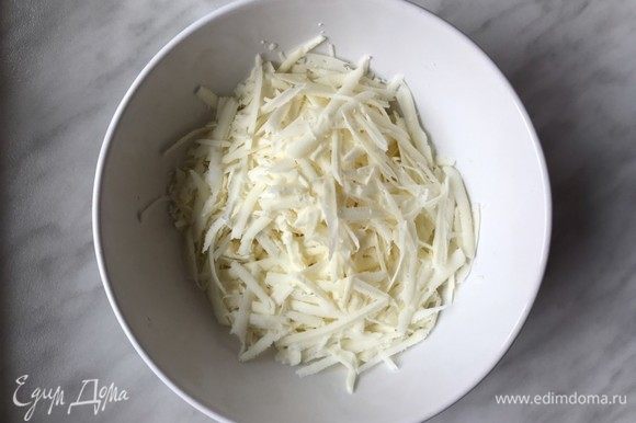 Имеретинский сыр натрите на крупной терке, сулугуни тоже натрите или разберите на волокна.