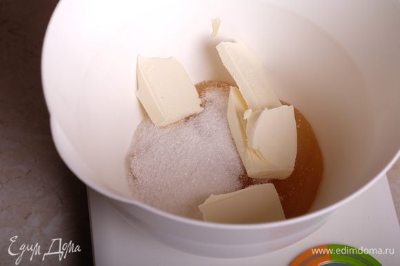 Готовим тесто. Соду смешать со сметаной, отставить в сторону. Соединить мед, сахар и сливочное масло.